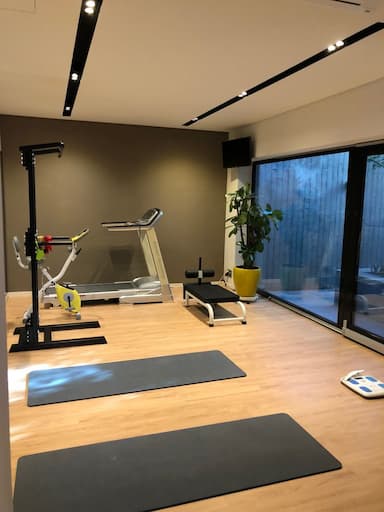 مراكز صحية وصالات رياضية